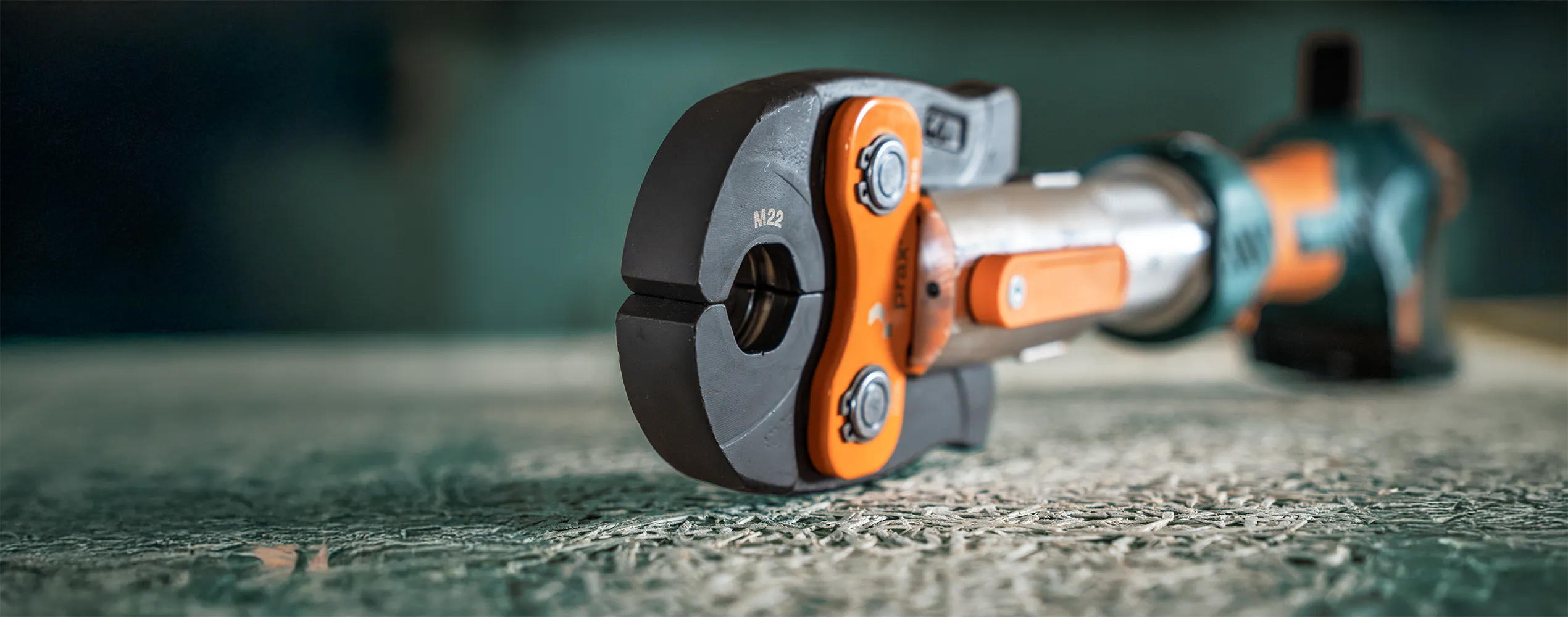 Nahaufnahmen einer Pressmaschine 19 kn die auf dem Boden liegt