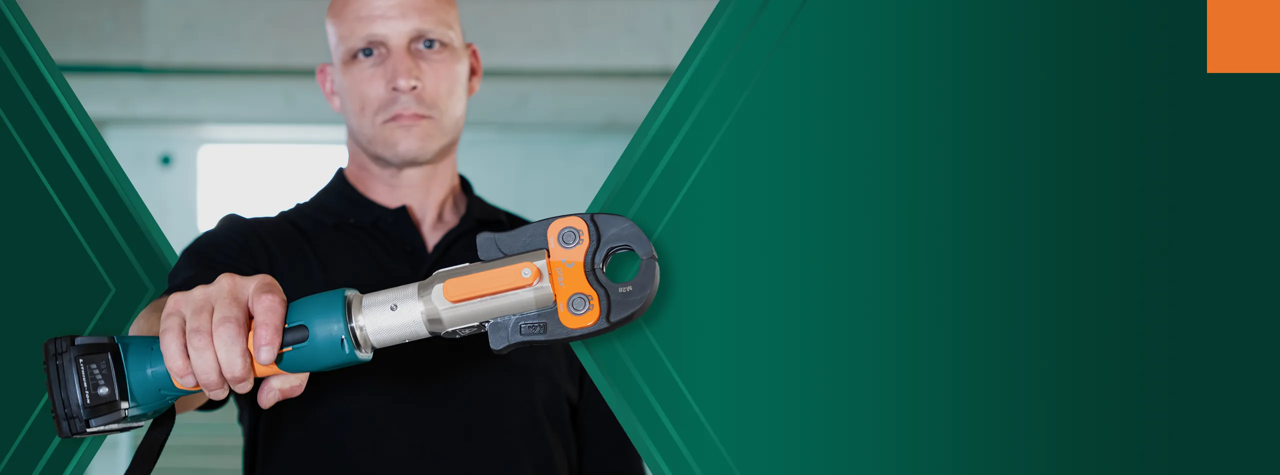 Person hält prax Pressmaschine vor sich