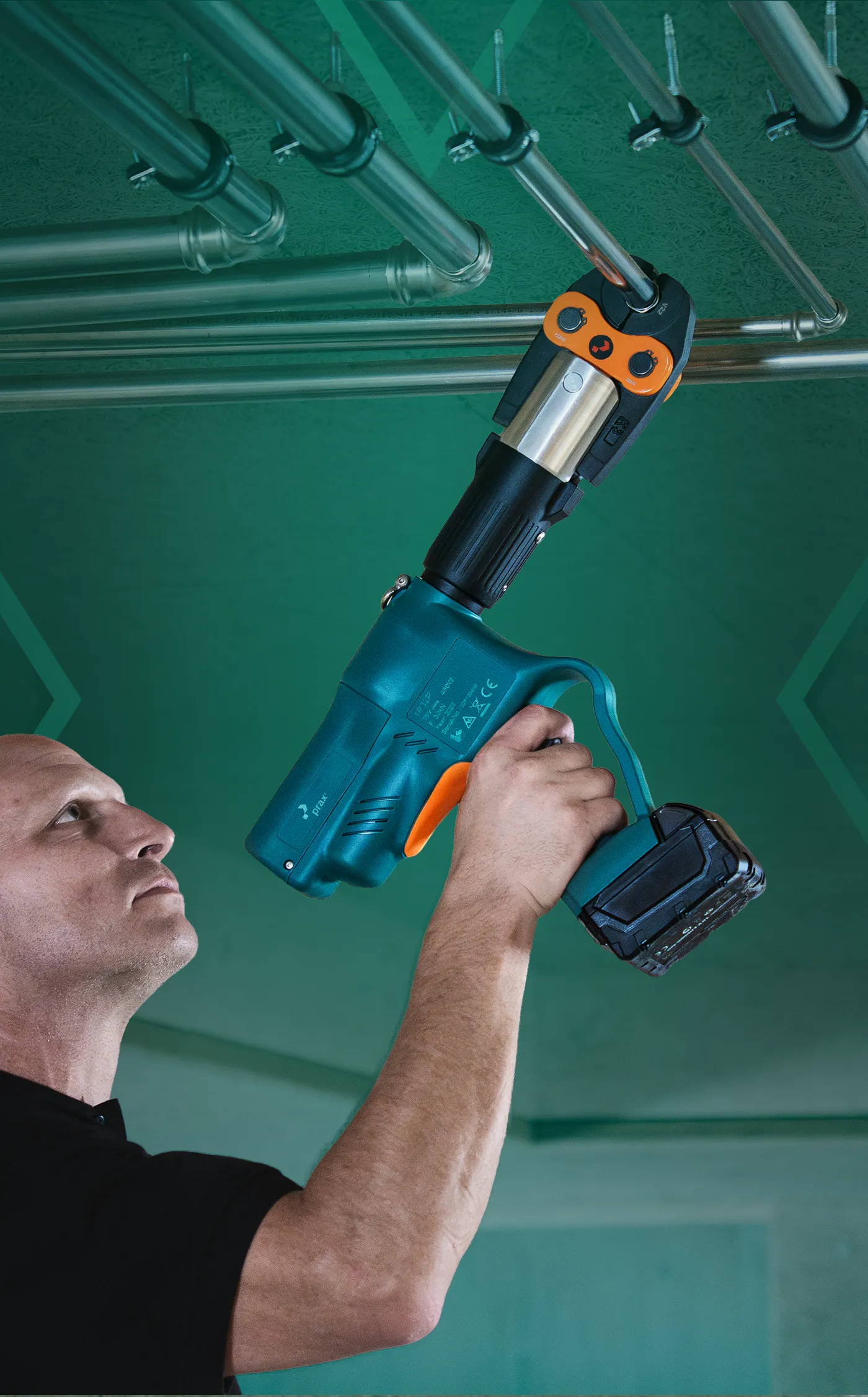 Mann verpresst Fitting mit 32kn Pressmaschine