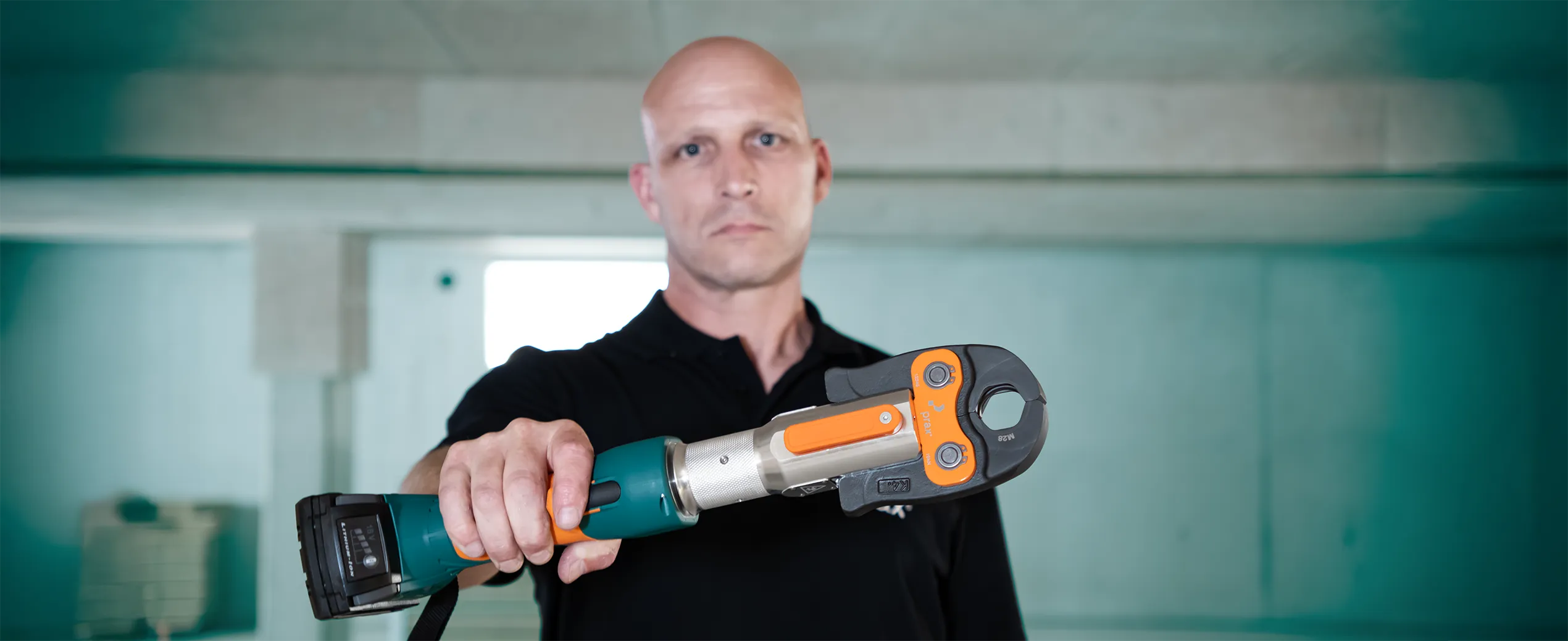 Mann hält Akkupresse vor sich