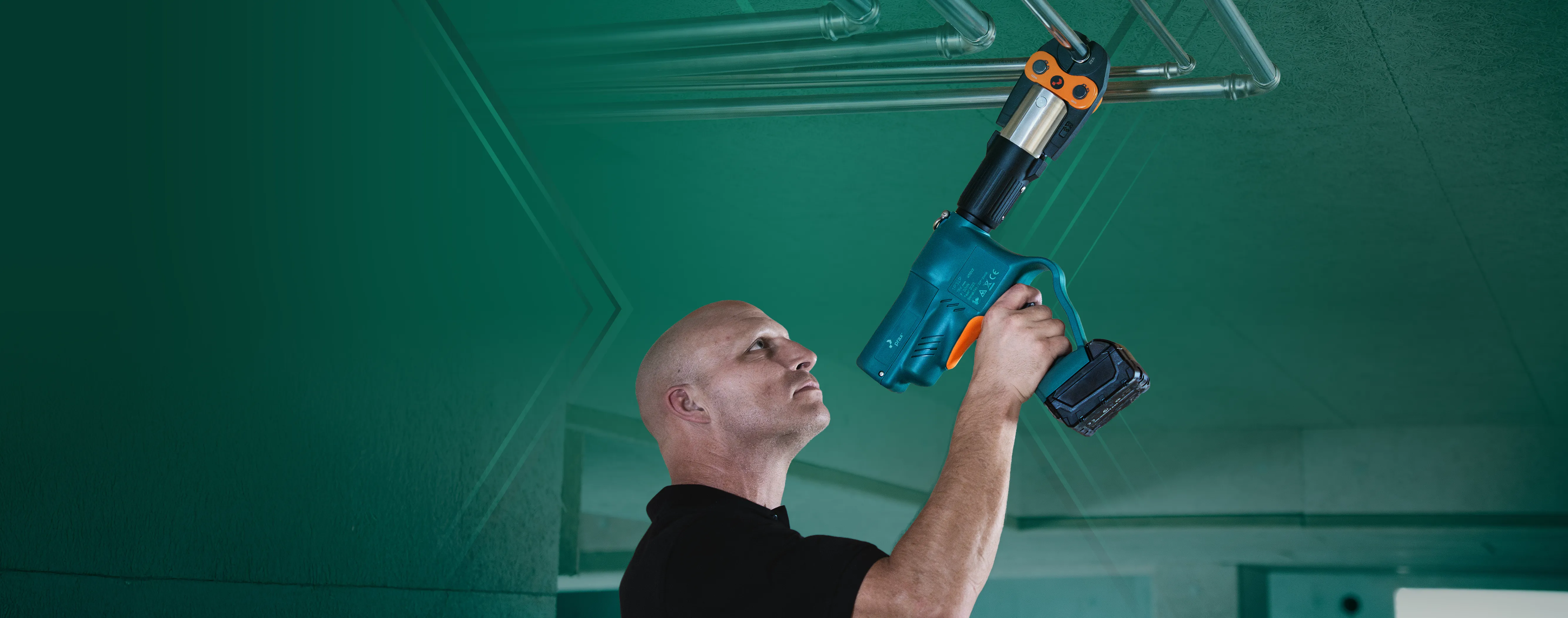 Mann verpresst Fitting mit 32kn Pressmaschine