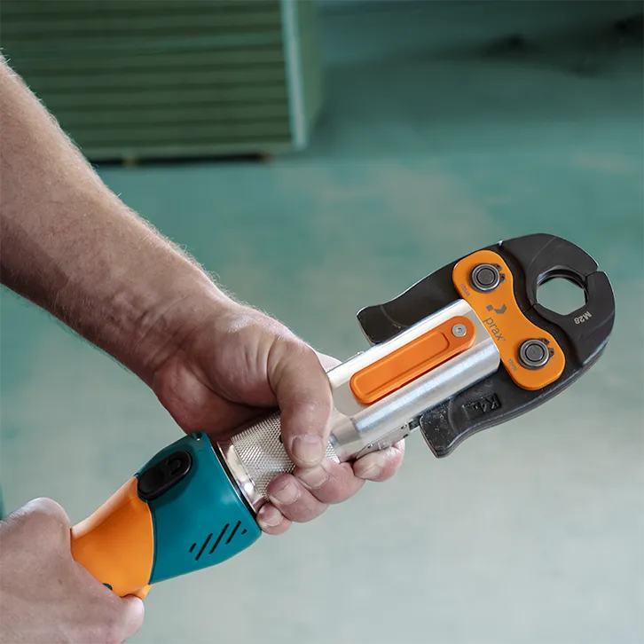 Akkupressmaschine  19 kn wird von zwei Haenden festgehalten