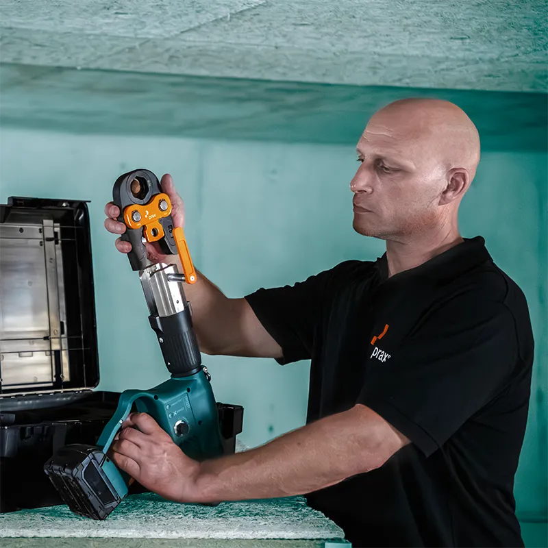 Handwerker wechselt Pressbacke an 32 kn Pressmaschine