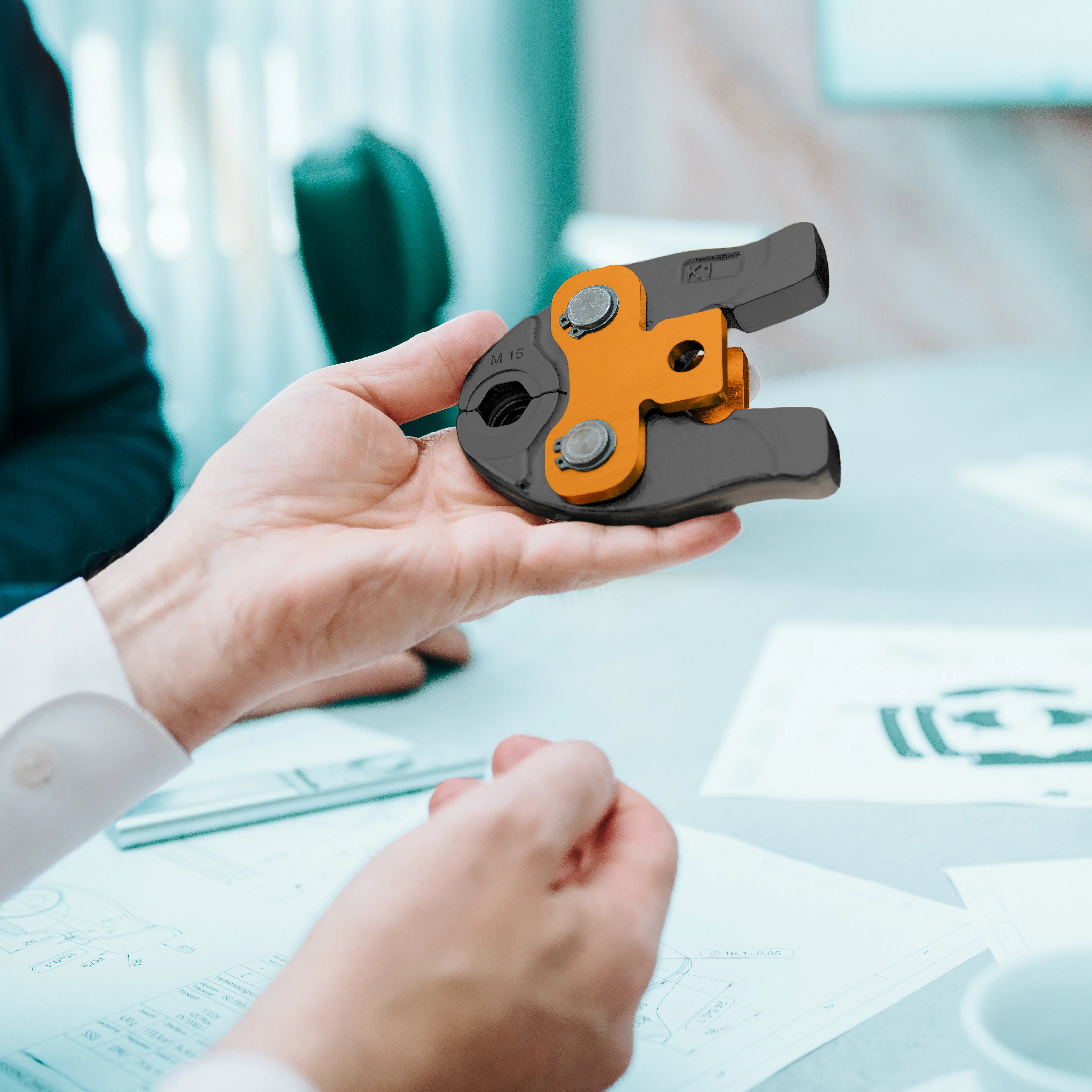 prax Pressbacke wird in Hand gehalten