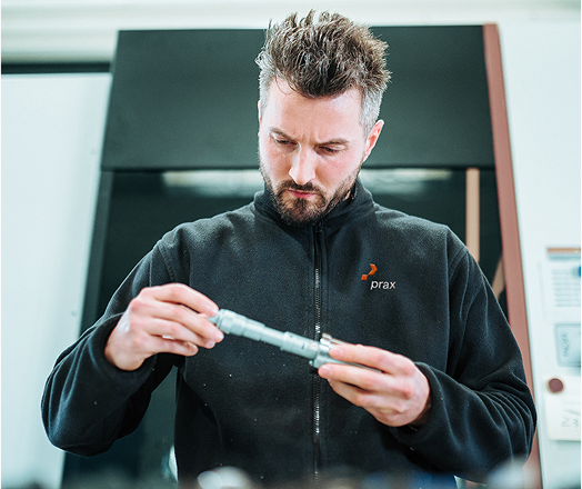 Men with hydraulic pressing tool